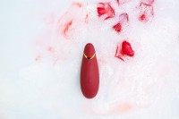 Stimulátor klitorisu Womanizer Premium 2 červený