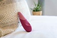 Přikládací vibrátor Womanizer Vibe Dusky Pink