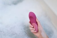 Přikládací vibrátor Womanizer Vibe Dusky Pink